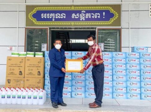 ថវិកា១០លានរៀល ឧបករណ៍តេស្តរហ័សចំនួន២០០តេស្ត គ្រែពេទ្យចំនួន១០០ ម៉ាស់៤កេសធំ ទឹកសុទ្ធវីតាល់២០០កេស អាល់កុល១៤៥លីត្រ និងទឹកសុទ្ធចំនួនវីតាល់២០០កេស ត្រូវបានលោកឧកញ្ញ៉ គង់ ចាន់ដេត ប្រគល់ជូនអភិបាលខេត្តតាកែវ