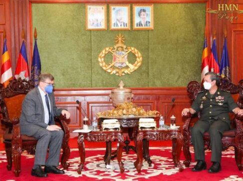 មេបញ្ជាការកងទ័ពជើងគោក នៃកងយោធពលខេមរភូមិន្ទ បានទទួលជួបពិភាក្សាការងារជាមួយ ឯកអគ្គរដ្ឋទូត នៃសហព័ន្ធរុស្ស៊ីប្រចាំនៅកម្ពុជាសំដៅរឹតចំណងមិត្តភាពឱ្យកាន់តែជិតស្និទ្ធ និងលើកកម្ពស់ទំនាក់ទំនងកិច្ចសហប្រតិបត្តិការយោធាឱ្យមានសន្ទុះឈានឡើងថែមទៀត