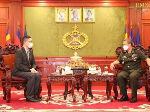 លោកឧត្តមសេនីយ៍ឯក ហ៊ុន ម៉ាណែត បានទទួលជួបពិភាក្សាការងារជាមួយ អនុរដ្ឋលេខាធិការ នៃក្រសួងការពារជាតិសិង្ហបុរី