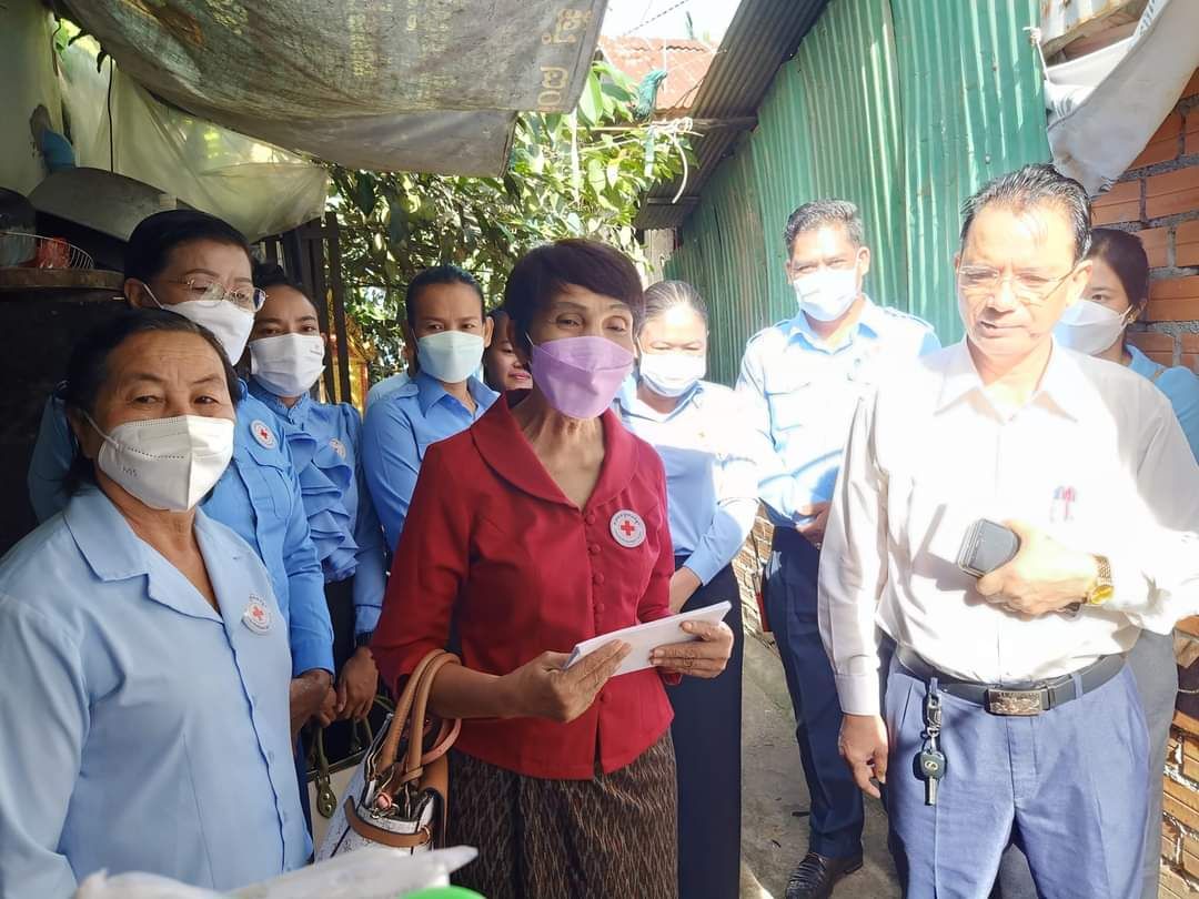 ក្រុមការងារអនុសាខាកាកបាទក្រហមកម្ពុជា ខណ្ឌសែនសុខ ចែកអំណោយមនុស្សធម៌ជូនចាស់ជរា ស្ត្រីមេម៉ាយ ជនពិការ និងប្រជាពលរដ្ឋដែលមានជំងឺប្រចាំកាយ ចំនួន ៥គ្រួសារ