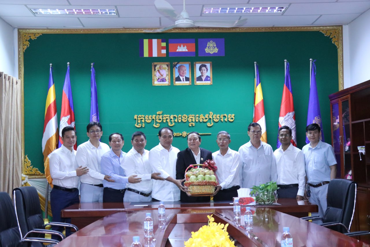 ថ្នាក់ដឹកនាំមន្ទីរ អង្គភាព អាជ្ញាធរក្រុង ស្រុក និងវិស័យឯកជនខេត្តសៀមរាប អញ្ជើញសម្តែងការគួរសមនិងជូនពរដល់ថ្នាក់ដឹកនាំខេត្ត ក្នុងឱកាសបុណ្យចូលឆ្នាំថ្មី