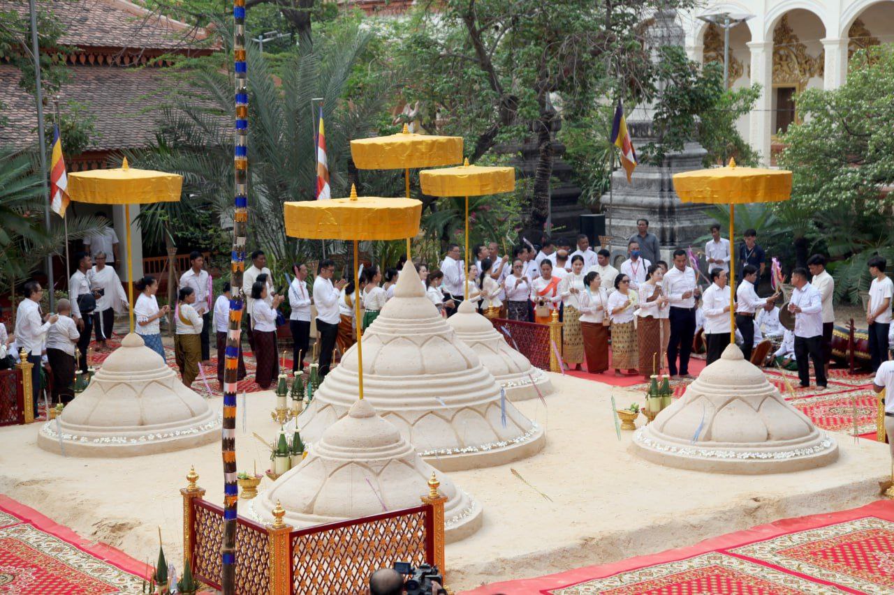 រដ្ឋបាលខេត្តសៀមរាបប្រារព្ធពិធីពូនភ្នំខ្សាច់នៅវត្តរាជបូណ៌