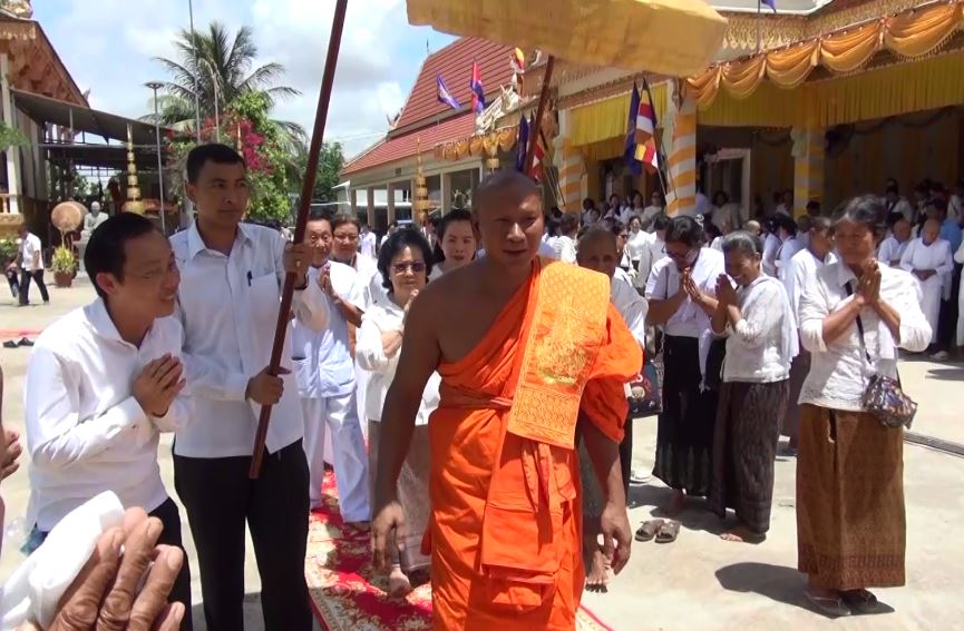 ភរិយាអភិបាលខេត្តពោធិ៍សាត់ អញ្ជើញចូលរួមពិធីបុណ្យ​វិសាខបូជានៅវត្តកែវវិជ័យ