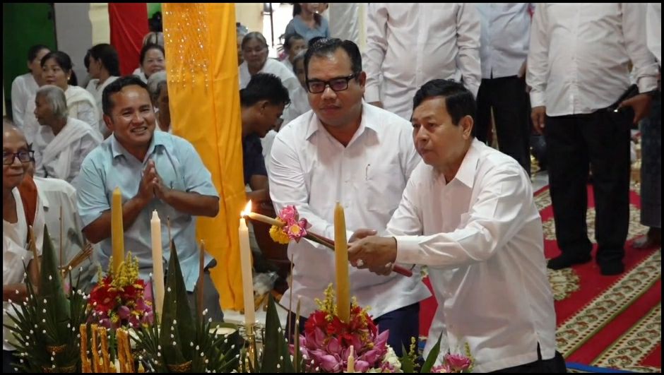 អភិបាលខេត្តស្ទឹងត្រែងអញ្ជើញកាន់បិណ្ឌនៅវត្តស្រះកែវមុន្នីវណ្ណ