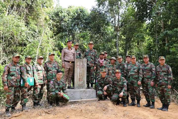 នាយឧត្តមសេនីយ៍ ខ្វាន់ ស៊ាម អញ្ជើញត្រួតពិនិត្យការកសាងផ្លូវក្រវាត់ព្រំដែននៅខេត្តរតនគិរី