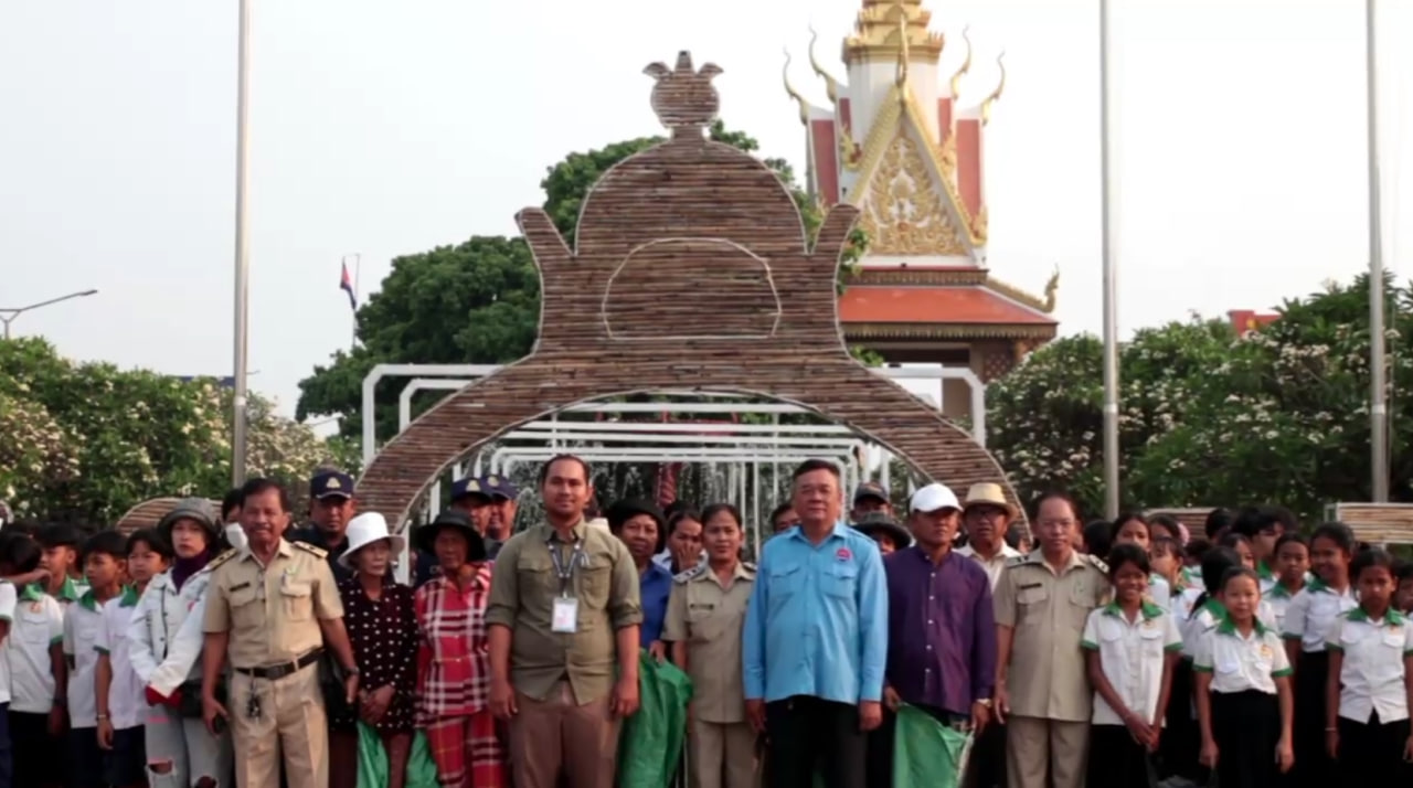 រដ្ឋបាលក្រុងកំពង់ឆ្នាំងអំពាវនាវដល់គ្រប់ស្ថាប័នរដ្ឋ ឯកជន គ្រប់ទីវត្តអារាម ប្រជាពលរដ្ឋ ចូលរួមទុកដាក់សំរាមឱ្យបានល្អ