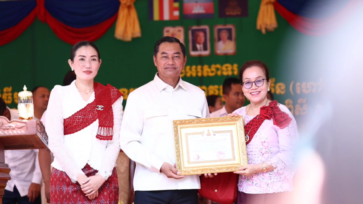 អភិបាលខេត្តកំពង់ស្ពឺ សម្ពោធសមិទ្ធិផលនានាតម្លៃជាង ៥០ម៉ឺនដុល្លារ និងជួយឧបត្ថម្ភសងជាង ១ម៉ឺនដុល្លារ នៅវត្តក្រាំងក្រូច ស្រុកគងពិសី