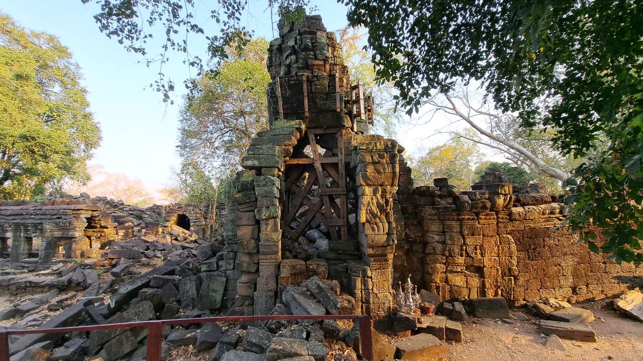 ចម្លាក់អវលោកេស្វរៈ មានដៃឬព្រហស្ថ១០ នៅប្រាសាទបន្ទាយឆ្មារ ជាចំណុចទាក់ទាញទេសចរខ្លាំង