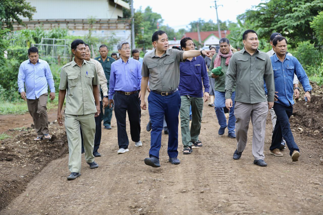 អភិបាលខេត្តកំពង់ចាមអញ្ជើញពិនិត្យផ្លូវនៅស្រុកព្រៃឈរនិងស្រុកបាធាយ