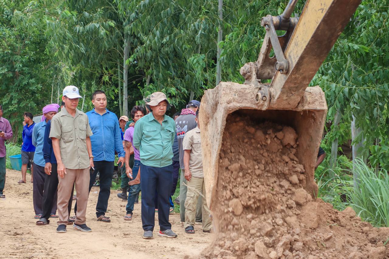 រដ្ឋបាលខេត្តបន្ទាយមានជ័យបញ្ជូនគ្រឿងចក្រទៅកាយបើកមុខទឹកបញ្ចៀសការជន់លិចនៅព្រំប្រទល់ស្រុកចំនួនពីរ