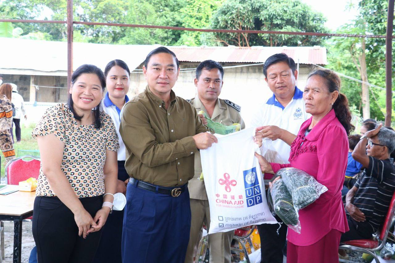 ពលរដ្ឋក្រីក្រចំនួន៣៨៦គ្រួសារនៅស្រុកម៉ាឡៃ​ បានទទួលកញ្ចប់មាន់ នៃគម្រោងពន្លឿន​ការស្ដារឡើងវិញនូវជីវភាពរស់នៅ