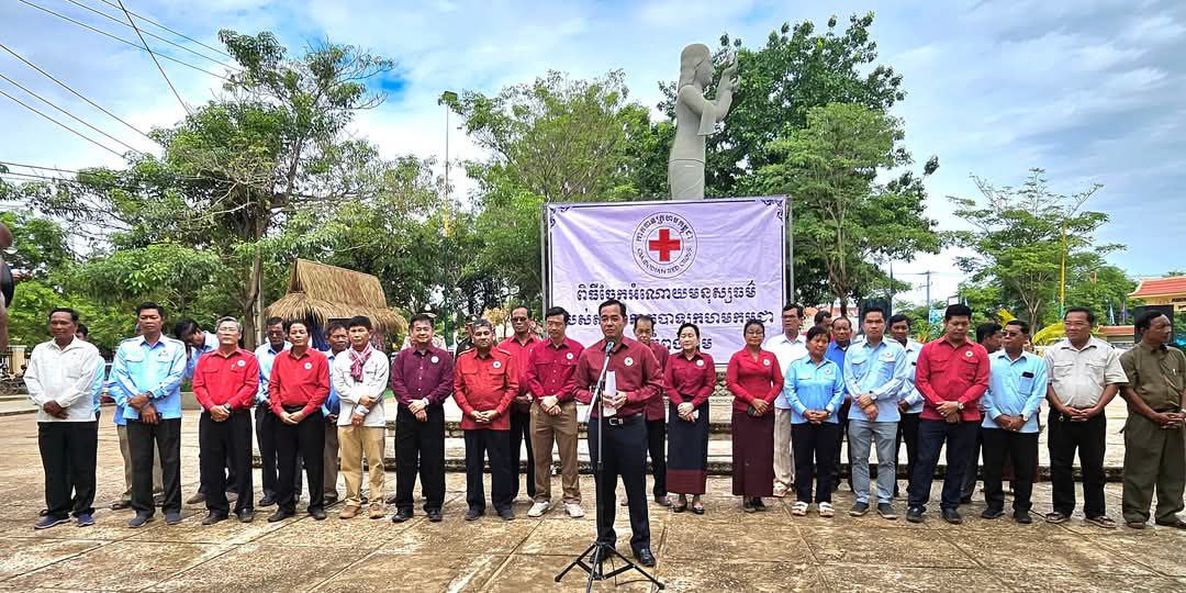អភិបាលខេត្តកំពង់ចាមអញ្ជើញប្រគល់ផ្ទះមនុស្សធម៌កាកបាទក្រហមជូនពលរដ្ឋក្រីក្រនៅស្រុកស្រីសន្ធរ