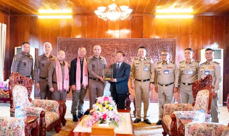 ឯកឧត្តមអភិបាលខេត្តបាត់ដំបង ទទួលជួបពិភាក្សាការងារជាមួយ​គណៈប្រតិភូស្នងការដ្ឋាននគរបាលខេត្តច័ន្ទបុរី ប្រទេសថៃ