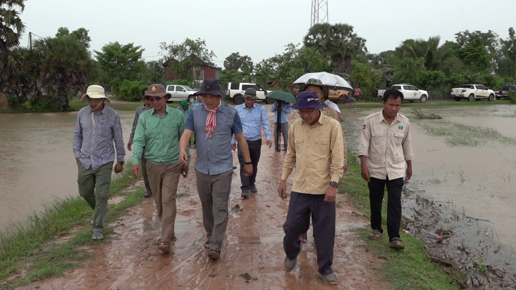 អភិបាលខេត្តកំពង់ធំអញ្ជើញពិនិត្យស្ថានភាពដំណាំស្រូវរងគ្រោះដោយ​ទឹកជំនន់នៅស្រុកកំពង់ស្វាយ