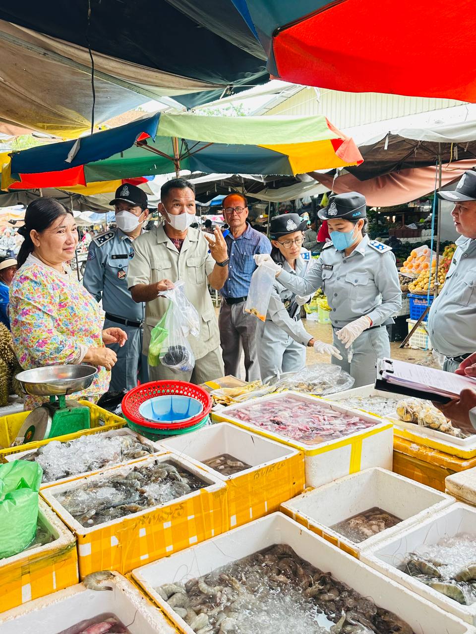 អ្នកជំនាញខាងសុវត្ថិភាពគ្រឿងហូបចុក ចុះត្រួតពិនិត្យទំនិញ​នៅផ្សារចំនួនពីរក្នុងខេត្តកំពង់ធំ