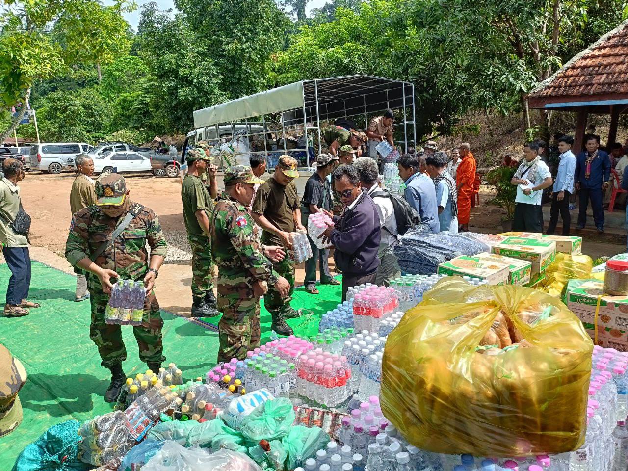 មហាគ្រួសារមន្ទីរធម្មការនិងសាសនាខេត្តបន្ទាយមានជ័យនាំយកគ្រឿងឧបភោគ បរិភោគជូនដល់កងទ័ពឈរជើង​នៅ​ប្រាសាទតាមាន់ធំ