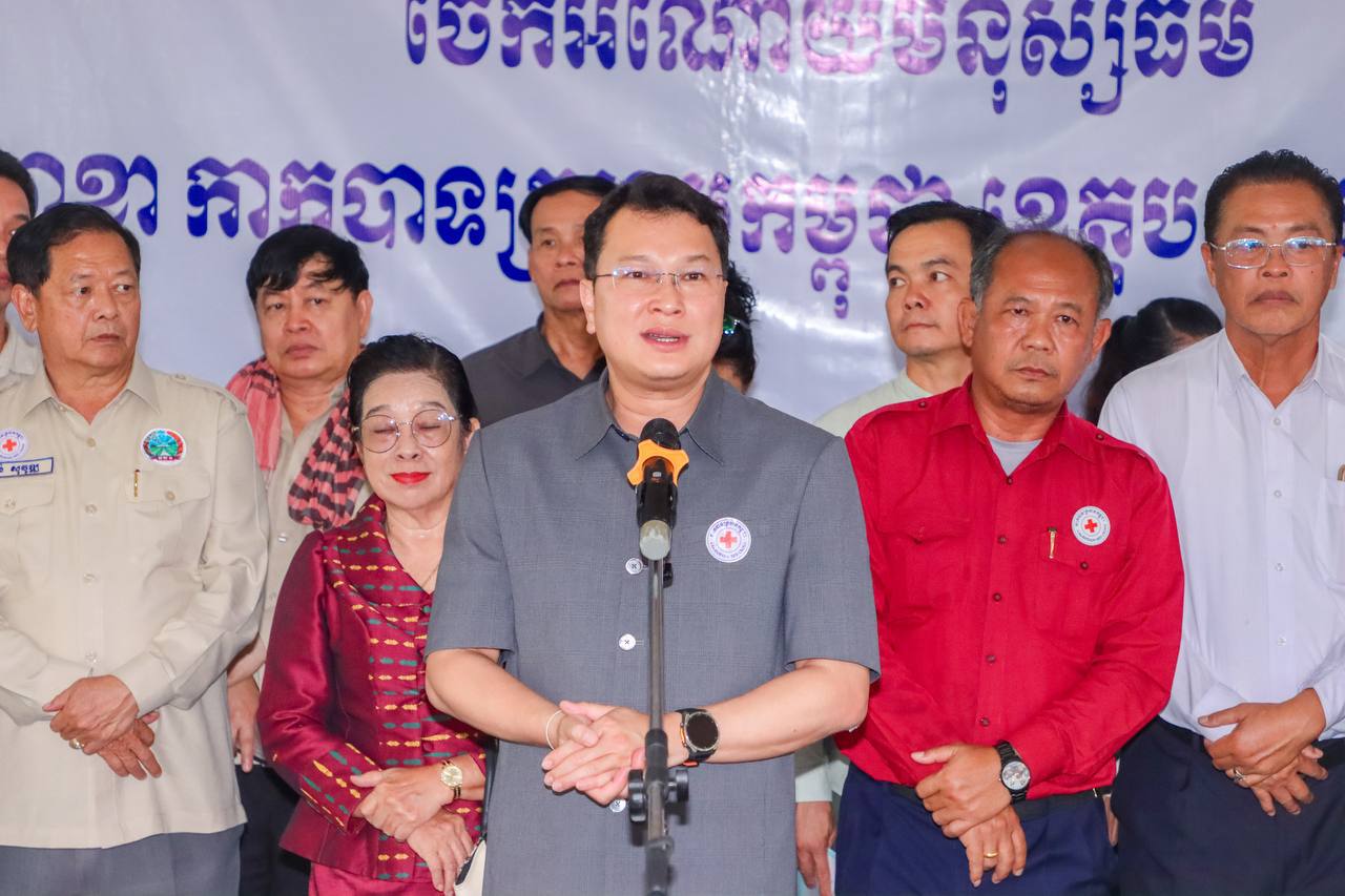 ពលរដ្ឋងាយរងគ្រោះចំនួន ៣០០គ្រួសារ ទទួលអំណោយមនុស្ស​ធម៌ពី​ក្រុមការងាររាជរដ្ឋាភិបាល ចុះមូលដ្ឋានខេត្ត បន្ទាយមាន​ជ័យ