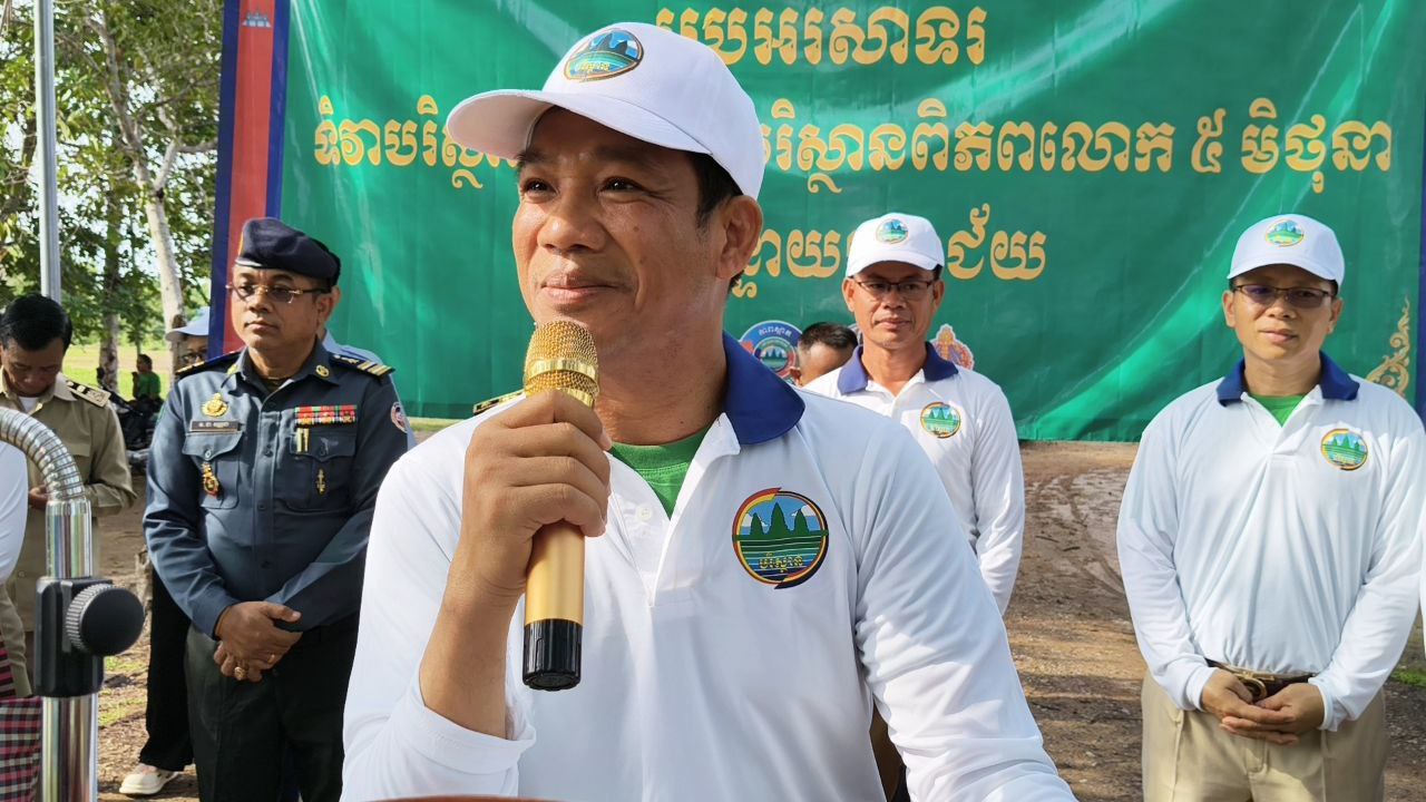 មហាជនខេត្តបន្ទាយមានជ័យ គាំទ្រនិងចូលរួមអនុវត្តសារដាស់តឿន “មនុស្សម្នាក់ ធុងសំរាមមួយ”