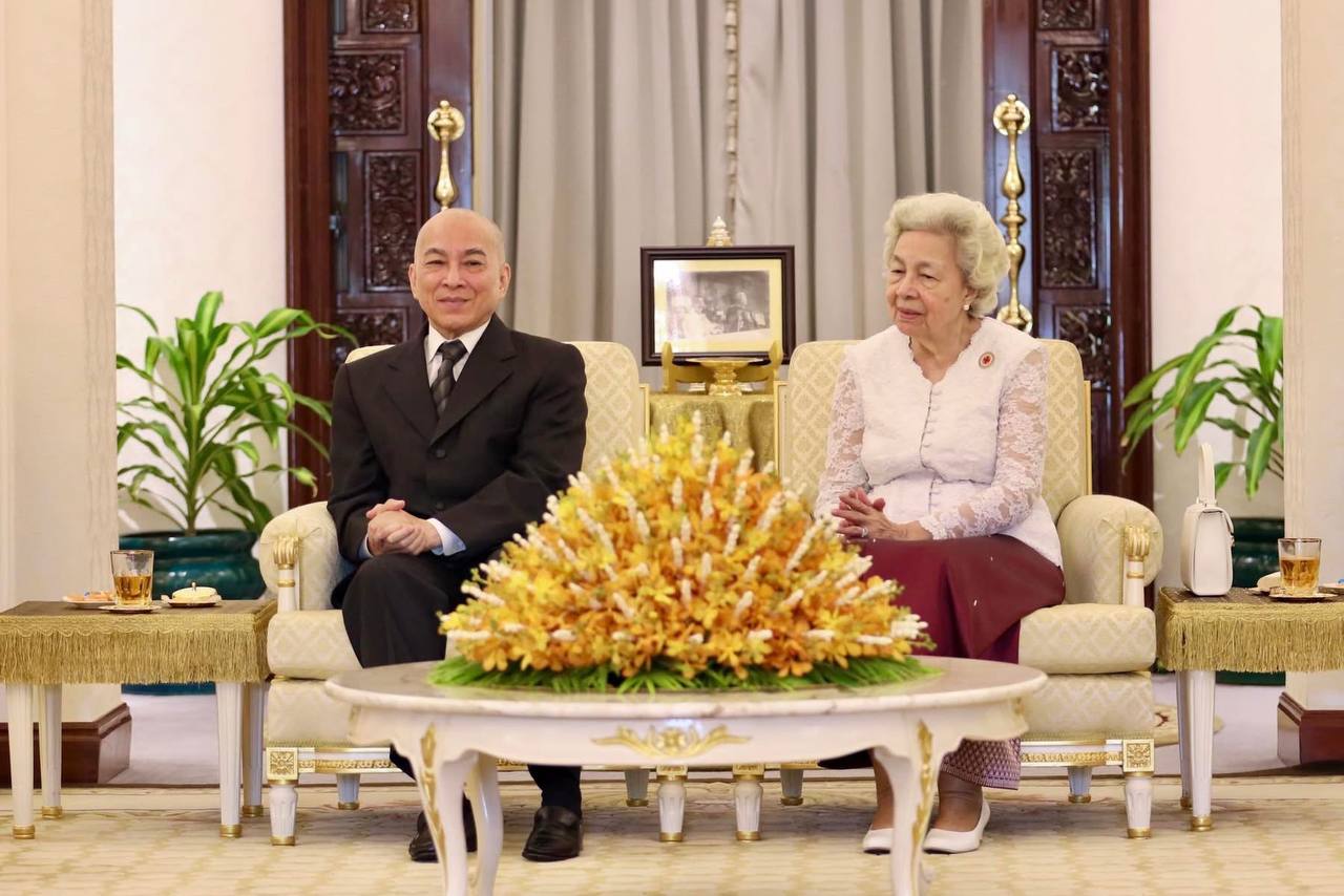 ព្រះព្រះមហាក្សត្រ និងសម្តេចម៉ែ ព្រះបរមរាជានុញ្ញាតជូនគណៈប្រតិភូកាកបាទក្រហមកម្ពុជា ចូលក្រាបថ្វាយបង្គំគាល់ និងទូលថ្វាយរបាយការណ៍