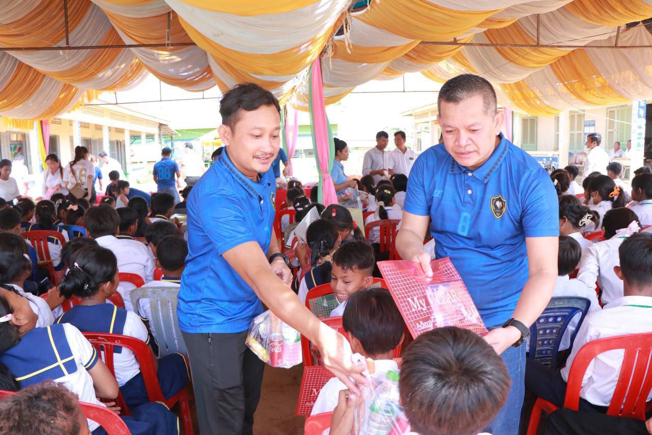 ក្រុមបាល់ទាត់បេះដូងប្រជាជន ចុះចែកអំណោយជូនសិស្សក្រីក្រ និងកំព្រា