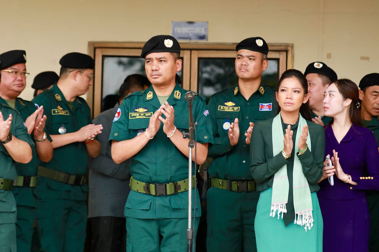ឯកឧត្តម នាយឧត្តមសេនីយ៍ អភិសន្តិបណ្ឌិត និងលោកជំទាវ នាំភាពកក់ក្ដៅនិងថាមពលអង់អាច ពីសម្ដេចធិបតី ទៅគាំទ្រនគរបាលការពារព្រំដែន នៅតំបន់មុំបី