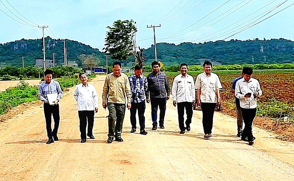 មន្ត្រីក្រសួងអភិវឌ្ឍន៍ជនបទនិងក្រសួងពាក់ព័ន្ធអញ្ជើញពិនិត្យវាយតម្លៃលើការងារថែទាំប្រចាំផ្លូវកៅស៊ូ និងផ្លូវល្បាយក្រួស ចំនួន​៥ខ្សែ​នៅ​ខេត្តបាត់ដំបង