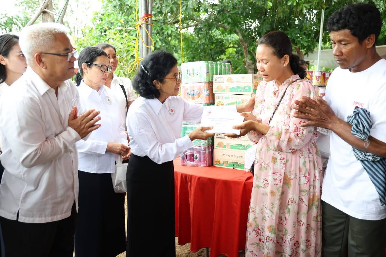 សម្តេចកិត្តិព្រឹទ្ធបណ្ឌិត ប៊ុន រ៉ានី ហ៊ុនសែន ចូលរួមរំលែកទុក្ខគ្រួសារសពផ្ទុះមីនតោននៅខេត្តប៉ៃលិន
