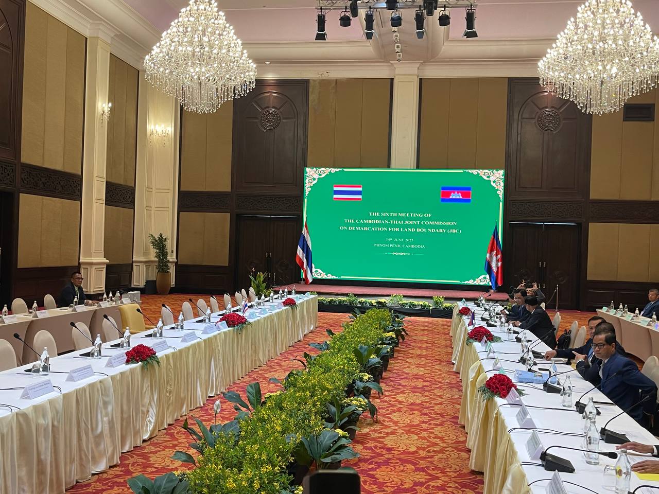 អ្នកកាសែតកម្ពុជា-ថៃមកយកព័ត៌មានត្រៀបត្រា ខណៈគណៈកម្មការចម្រុះខណ្ឌសីមា និងបោះបង្គោលព្រំដែនគោកកម្ពុជា-ថៃ (JBC) ចាប់ផ្តើមបើកកិច្ចប្រជុំ