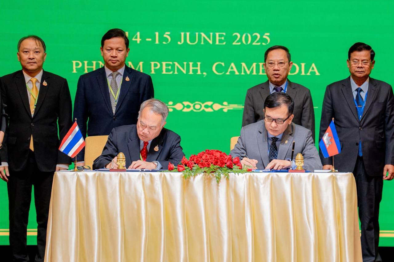 កម្ពុជា-ថៃ បានចុះហត្ថលេខាលើកិច្ចប្រជុំគណៈកម្មការចម្រុះខណ្ឌសីមា និងបោះបង្គោលព្រំដែនគោកកម្ពុជា-ថៃ (JBC)និងបានចេញសេចក្តីប្រកាសរួម