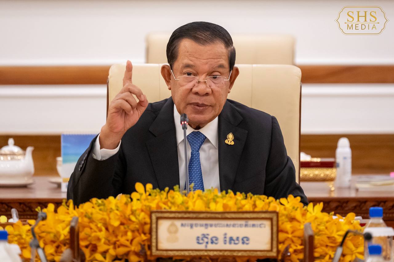 សម្តេចតេជោ ហ៊ុន សែន មានប្រសាសន៍ថា កម្ពុជាទុកពេល២៤ម៉ោងឱ្យថៃបើកច្រកទ្វាព្រំដែន បើមិនដូចច្នេះទេ កម្ពុជាអាចនឹងបិទគ្រប់ច្រកព្រំដែនមិនឱ្យនាំផ្លែឈើ និងបន្លែថៃឆ្លងកាត់។