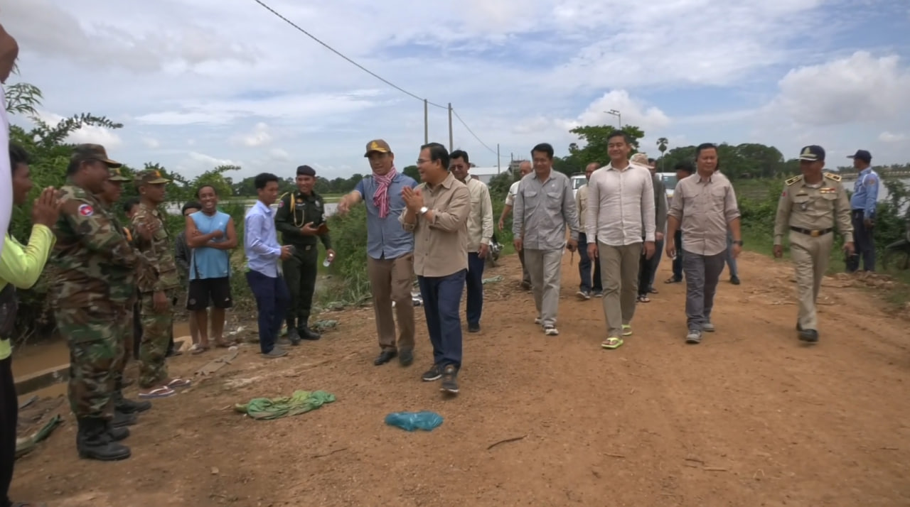 រដ្ឋមន្ត្រីធនធានទឹក អញ្ជើញពិនិត្យស្ថានភាពជំនន់ទឹកភ្លៀងដែលពន្លិចដំណាំស្រូវជាង២០០ហិកតានៅស្រុកកំពង់ស្វាយ