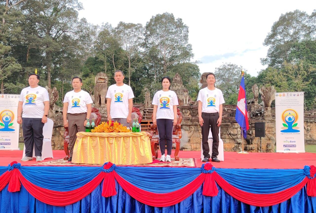 កម្ពុជាអបអរទិវាយូហ្គាពិភពលោកលើកទី១១ នៅទីលានជល់ដំរី