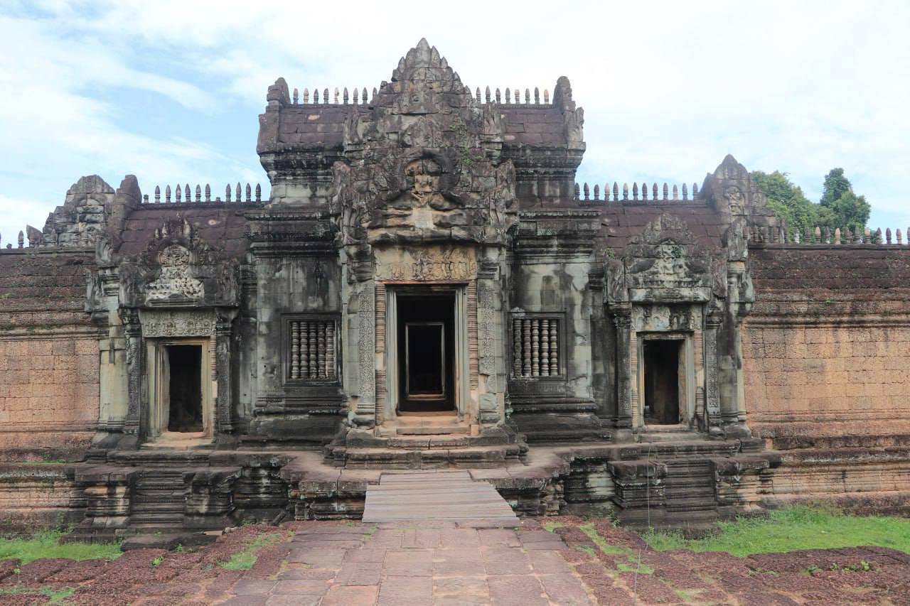 ចម្រឹងបង្អួចនៅប្រាសាទបន្ទាយសំរ៉ែ ដែលទទួលរងបាក់បែកចំនួន២ទីតាំងត្រូវបានជួសជុលឡើងវិញ