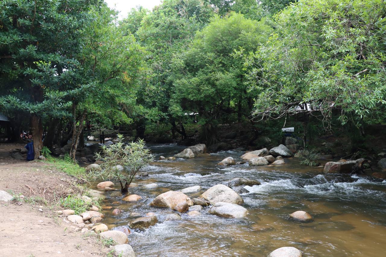 ទឹកធ្លាក់ថ្មក្រាលតំបន់ទេសចរណ៍សក្តានុពលធម្មជាតិ សម្បូរបន្លែធម្មជាតិ និងសហគមន៍រួមគ្នាអភិរក្សធនធានធម្មជាតិ