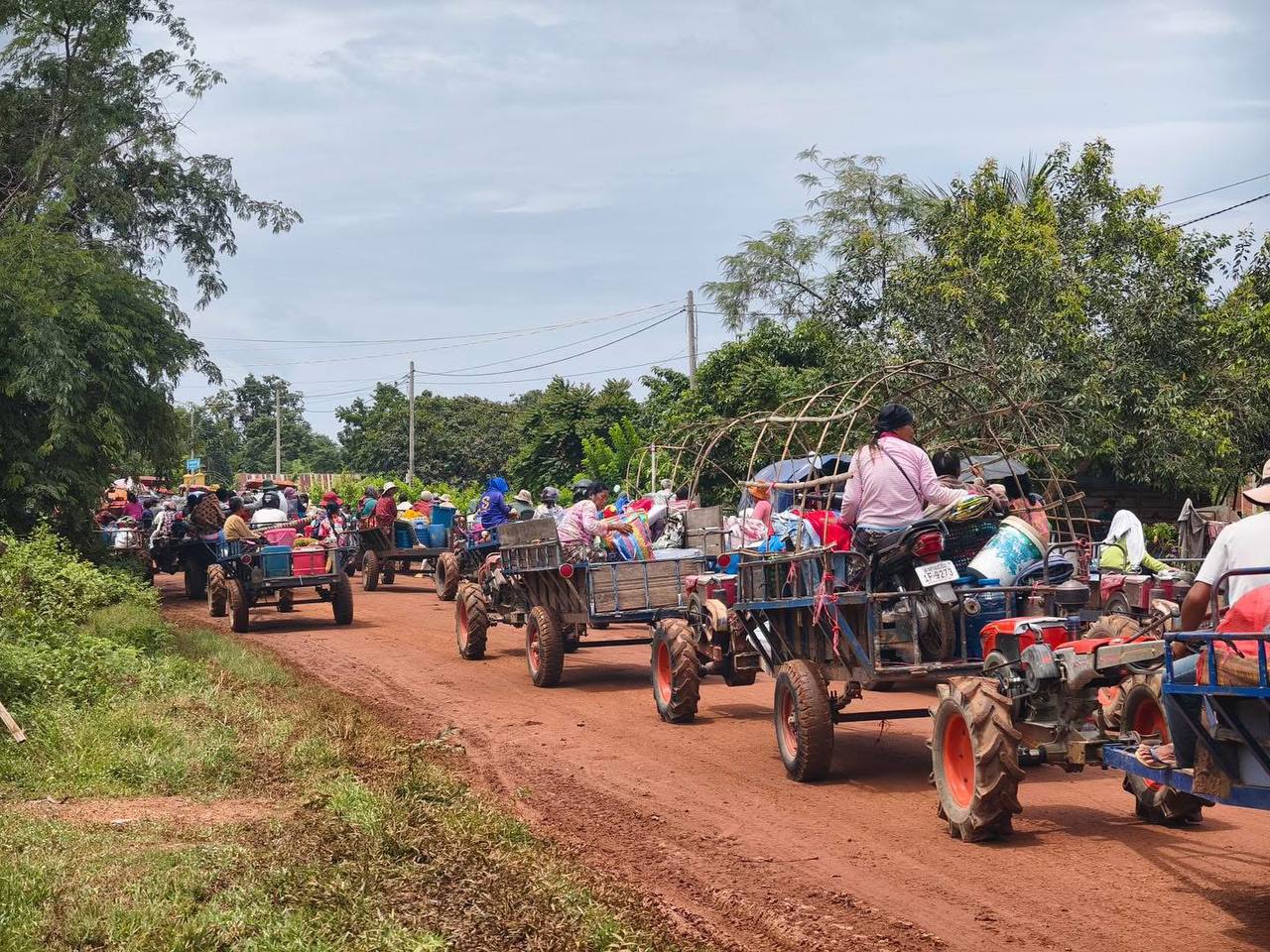 ទិដ្ឋភាពប្រជាពលរដ្ឋនៅខេត្តឧត្តរមានជ័យជាច្រើនគ្រួសារ បានជម្លៀសខ្លួនទៅ​តំបន់​សុវត្ថិភាព