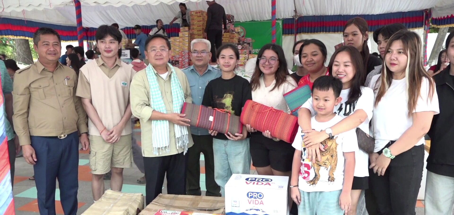ស្មារតីខ្មែរជួយខ្មែរ សប្បុរជនក្នុងខេត្តបាត់ដំបងកាន់តែផុលផុស ជួយឧបត្ថម្ភដល់កងទ័ព និងពលករខ្មែរមកពីប្រទេស​ថៃ