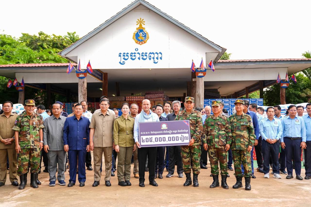 ឯកឧត្តម ហ៊ុន ម៉ានី នាំយកព្រះរាជអំណោយដ៏ថ្លៃថ្លាបំផុតរបស់សម្ដេចព្រះមហាក្សត្រី នរោត្តម មុនិនាថ សីហនុ ជូនដល់កងទ័ពជួរមុខនៅទិសទី២ និងទិសទី៣ ក្នុងខេត្តឧត្តរមានជ័យ