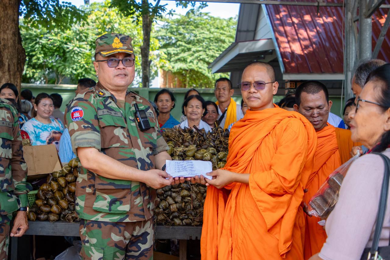 ព្រះសង្ឃ និងសប្បុរសជននាំយកនំអន្សម និងគ្រឿងឧបភោគ បរិភោគទៅជូនកងទ័ព កំពុងឈរជើងនៅ​បន្ទាត់​ព្រំដែន