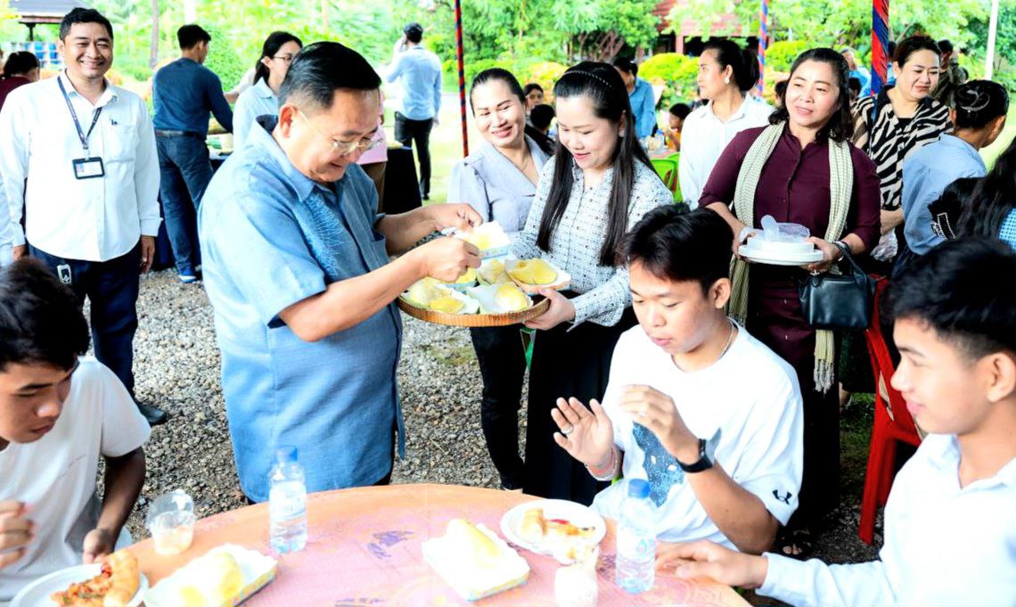 អភិបាលខេត្តបាត់ដំបង និងលោកជំទាវ ផ្តល់អាហារសម្រន់មួយពេលដល់កុមារកំព្រាបុរីទី១ និង បុរីទី២ក្នុងក្រុងបាត់ដំបង