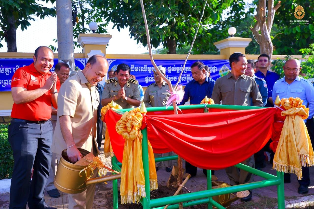ឯកឧត្តមឧបនាយករដ្ឋមន្ត្រី ហ៊ុន ម៉ានី បំផុសចលនាបរិស្ថាន តាមរយៈការជំរុញឱ្យប្រជាពលរដ្ឋ កងកម្លាំង មន្ត្រីរាជការ សិស្ស និស្សិត ចូលរួមដាំកូនឈើទាំងអស់គ្នា ចាប់ផ្តើមពីក្នុងភូមិសាស្ត្រខេត្តកំពង់ស្ពឺ