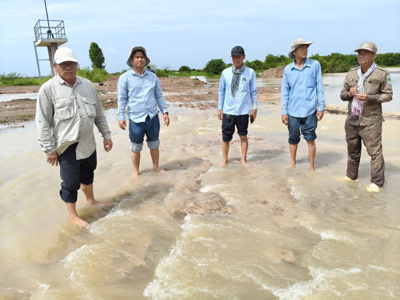 មន្រ្តីមន្ទីរជំនាញនិងអាជ្ញាធរមូលដ្ឋាន រួមគ្នាអន្តរាគមន៍សង្គ្រោះស្រូវជាង​ប្រាំពីរពាន់ហិកតានៅស្រុកព្រះនេត្រព្រះ