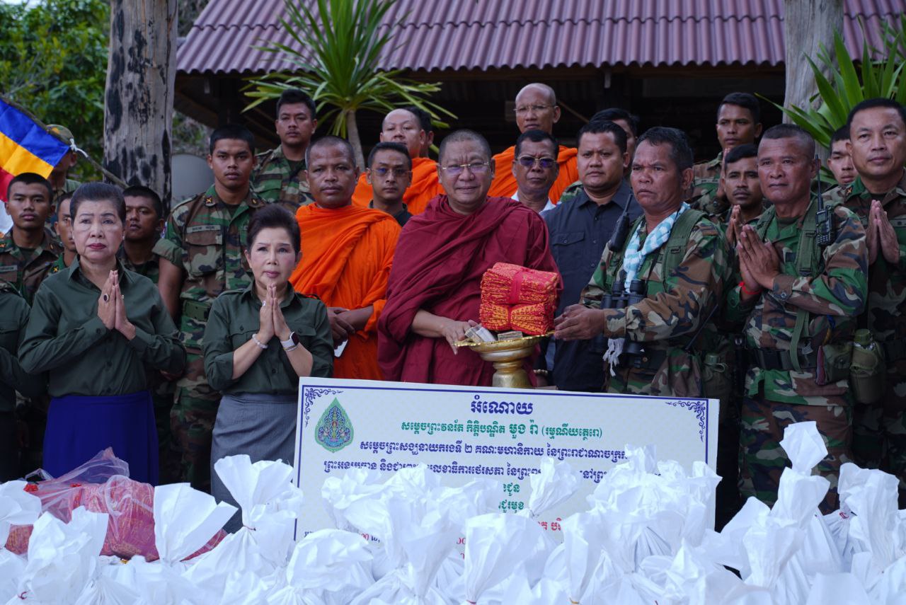 មន្ត្រីសង្ឃនិមន្តសួរសុខទុក្ខនិងនាំយកអំណោយទៅផ្តល់ជូនកងកម្លាំងជួរមុខ