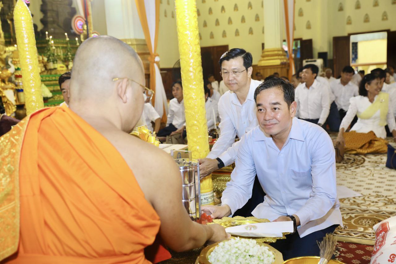 អភិបាលខេត្តកំពង់ចាម អញ្ជើញប្រគេនទេយ្យទាន និងទៀនព្រះវស្សាដល់​វត្តចំនួនបួនក្នុងក្រុងកំពង់ចាម
