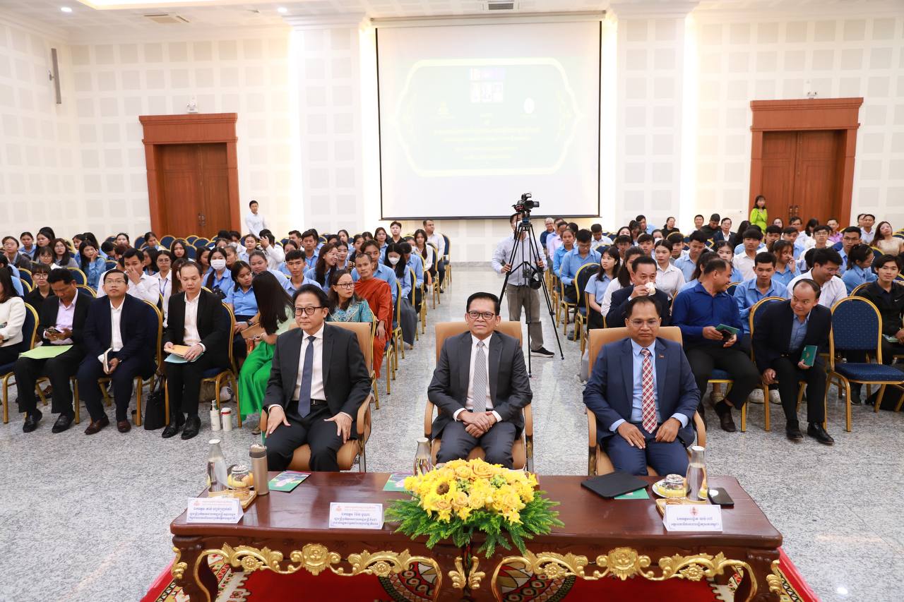 អ្នកនាំពាក្យរាជរដ្ឋាភិបាល ៖ យុវជនសម័យនេះ ឱកាសក៏មាន សាលារៀនក៏សម្បូរ គ្រូក៏ពូកែ