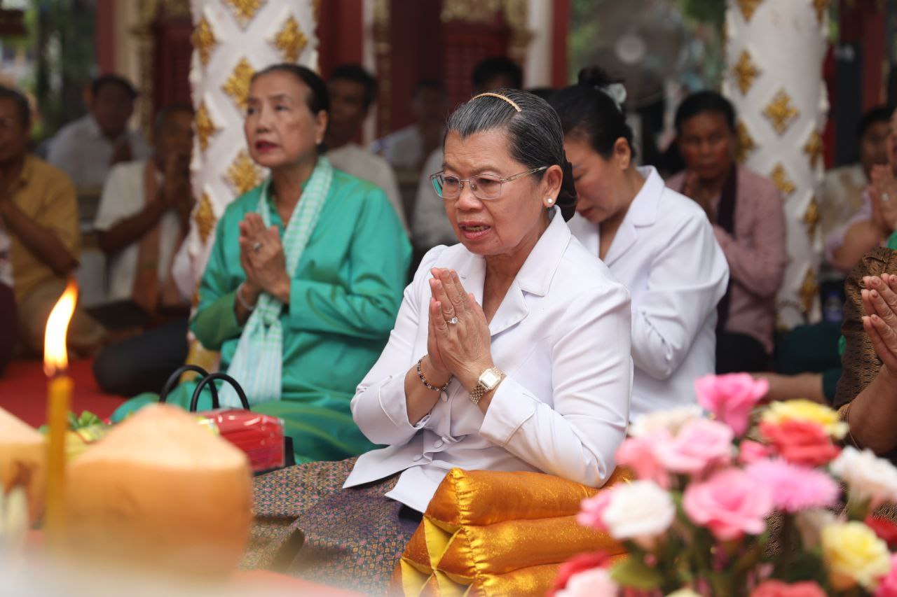 សម្តេចកិត្តិសង្គហបណ្ឌិត ម៉ែន សំអន អញ្ជើញគោរពបូជា និងបួងសួង​ឱ្យបារមី លោកឧកញ៉ា ឃ្លាំង មឿង តាមជួយបីបាច់ថែរក្សា​ប្រជាពលរដ្ឋទូទាំងប្រទេស ឱ្យទទួលបានសេចក្តីសុខ សេចក្តីចម្រើន ពិសេសក្នុងបេសកកម្មការពារ​បូរណភាពទឹហកដីពីសត្រូវឈ្លានពាន