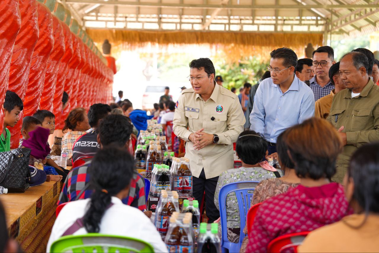 រដ្ឋមន្រ្តីក្រសួងកសិកម្ម អញ្ជើញសួរសុខទុក្ខ និងនាំយកស្បៀង ជូនប្រជាពលរដ្ឋ និងគ្រួសារកងទ័ពដែលបានជម្លៀសមកទីទួលសុវត្ថិភាពនៅ ខេត្តបន្ទាយមានជ័យ