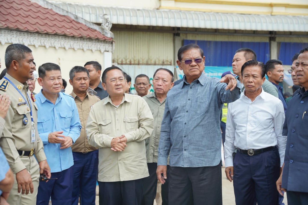 សម្តេចក្រឡាហោម ស ខេង អញ្ជើញចុះទទួលស្វាគមន៍ ពលរដ្ឋខ្មែរនៅថៃ សម្រុកចូលមកខ្មែរច្រើនម៉ឺននាក់ នៅច្រកទ្វារព្រំដែនអន្តរជាតិដូង ខេត្តបាត់ដំបង
