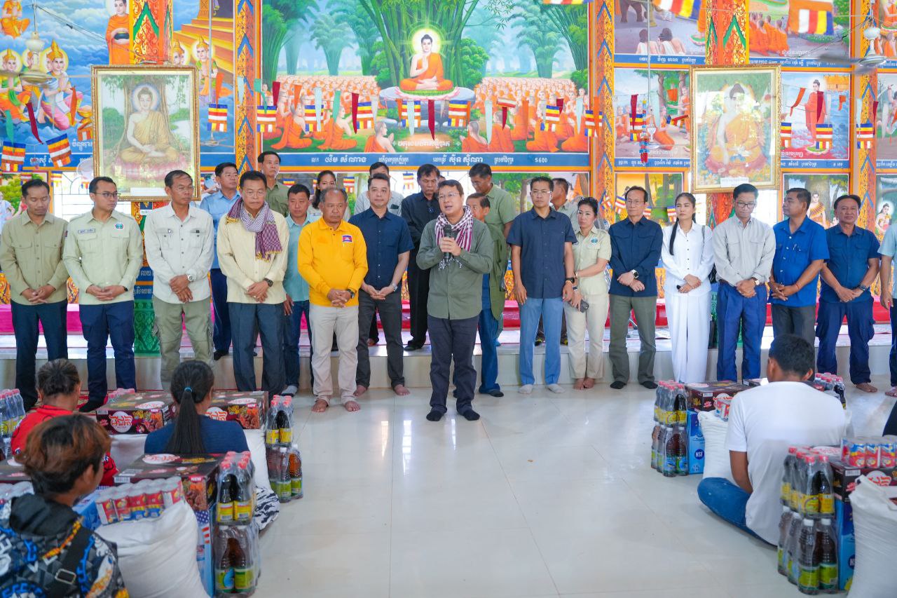 រដ្ឋមន្ត្រីក្រសួងកសិកម្ម បន្តសួរសុខទុក្ខ និងនាំយកស្បៀងសម្រាប់ចែកជូនប្រជាពលរដ្ឋភៀសសឹក នៅខេត្តបន្ទាយមានជ័យ
