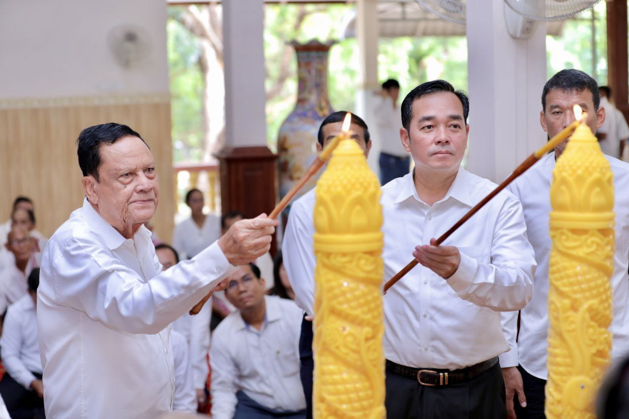 រដ្ឋបាលខេត្តកំពង់ចាមនាំយកទៀនព្រះវស្សា និងទេយ្យទាន​ប្រគេន​ព្រះសង្ឃគង់ចាំព្រះវស្សានៅវត្តជ័យគីរី និងវត្តសន្ធររង្ស៊ី