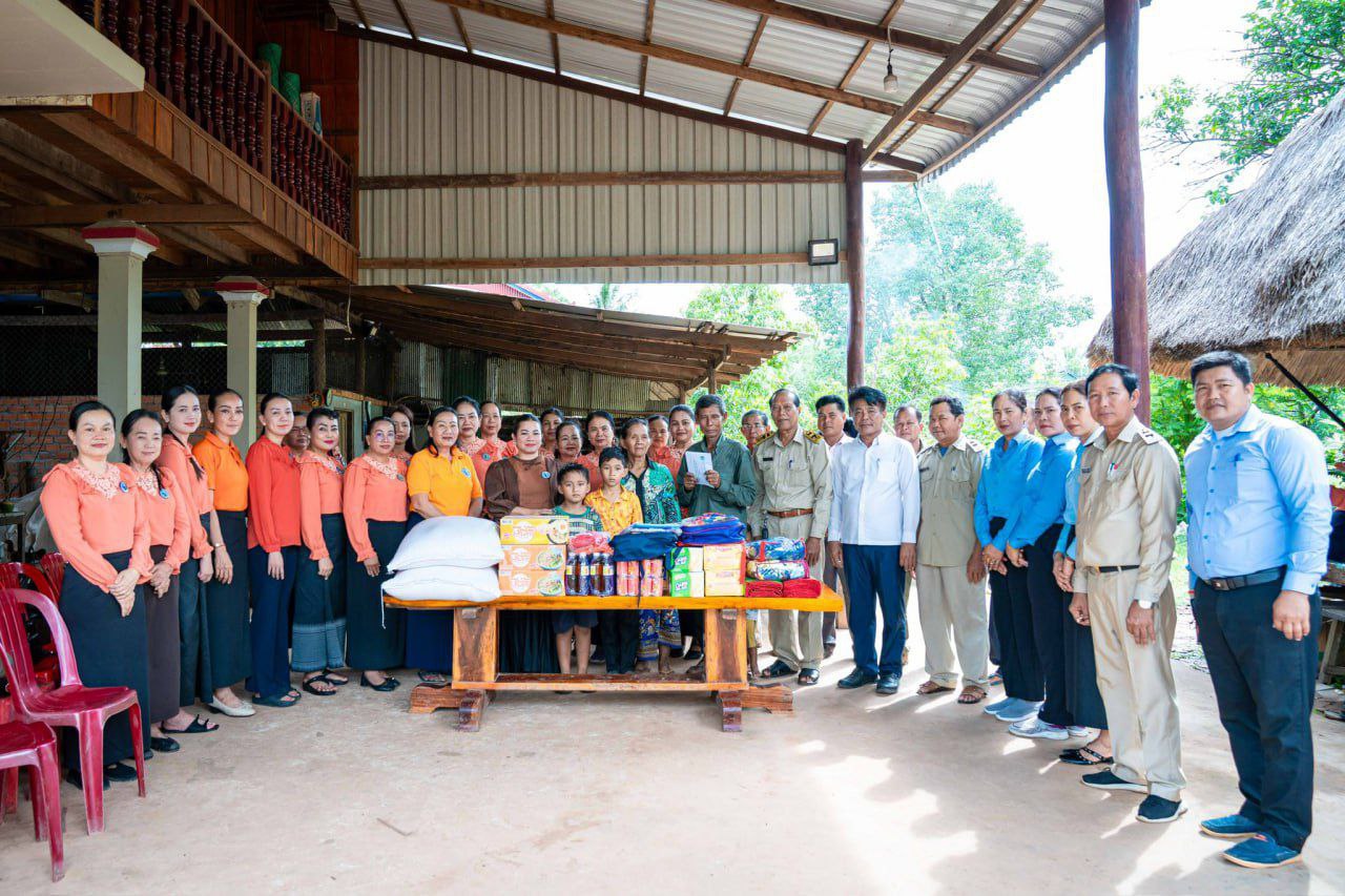 ភរិយាឯកឧត្តមអភិបាលខេត្តកំពត នាំអំណោយទៅជូនគ្រួសារវីរៈកងទ័ពដែលបានបំពេញភារកិច្ចនៅសមរភូមិមុខ
